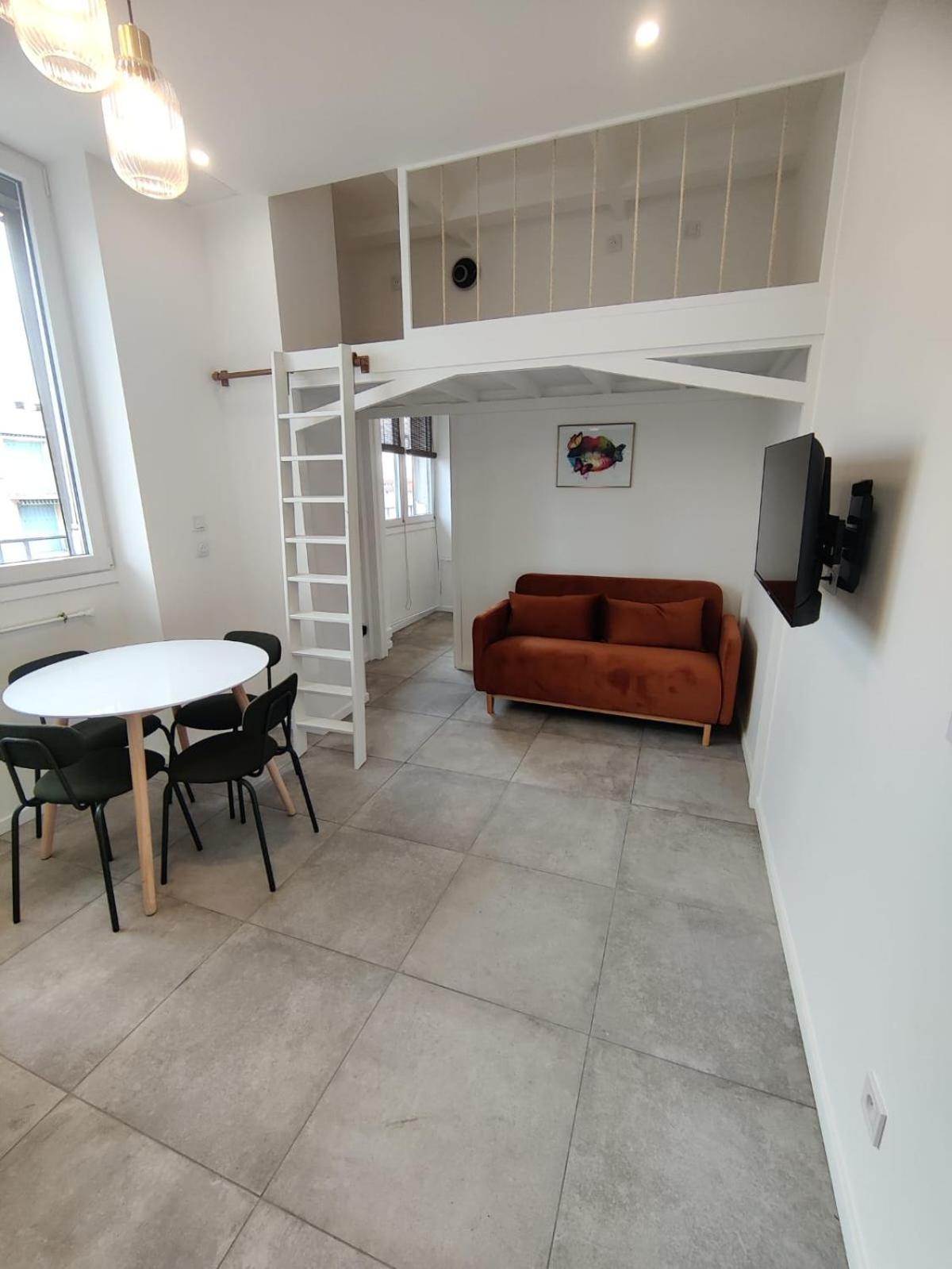 Loft Chic Avec Mezzanine Contemporaine Apartment Venissieux Luaran gambar